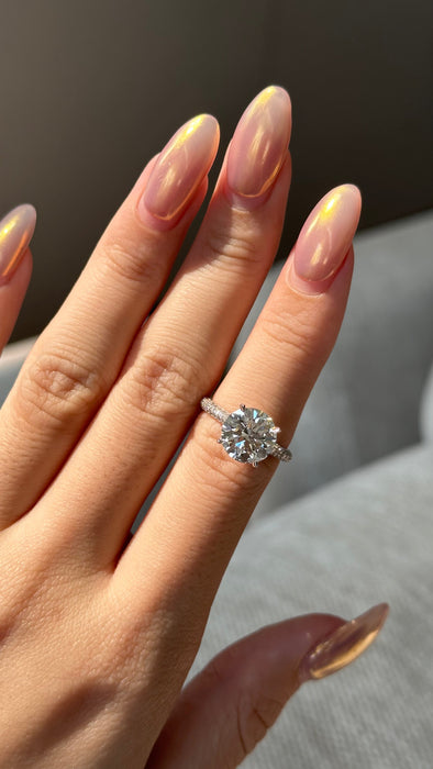 Round Cut Diamond Ring With Glitter Setting
