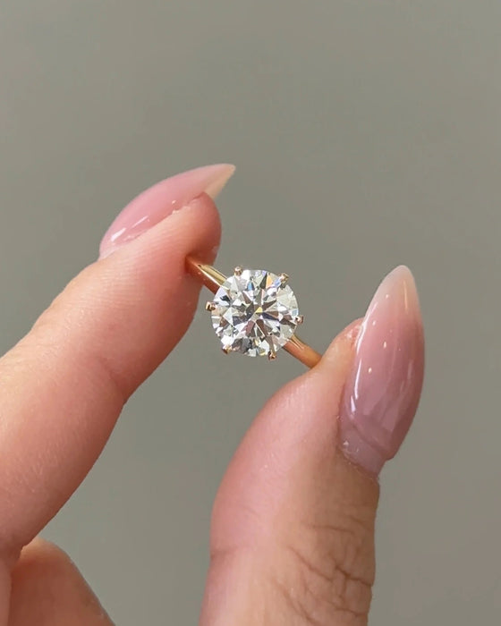 Round Shaped Diamond Ring with Knife Edge Band
