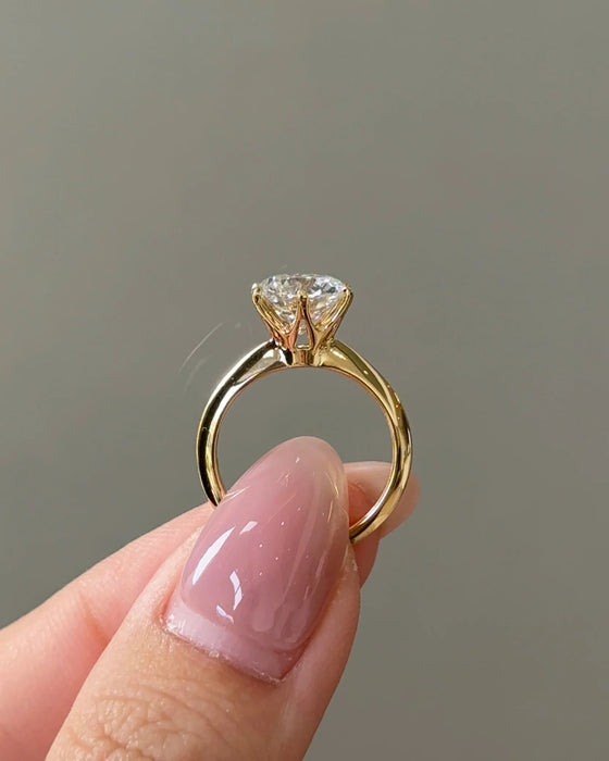 Round Shaped Diamond Ring with Knife Edge Band