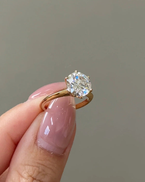 Round Shaped Diamond Ring with Knife Edge Band