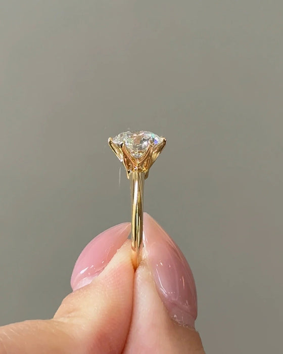 Round Shaped Diamond Ring with Knife Edge Band