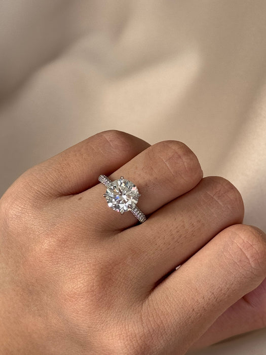 Round Cut Diamond Ring With Glitter Setting