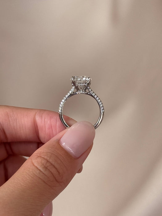 Round Cut Diamond Ring With Glitter Setting