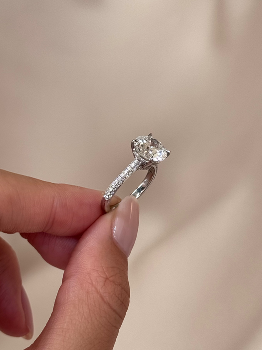Round Cut Diamond Ring With Glitter Setting